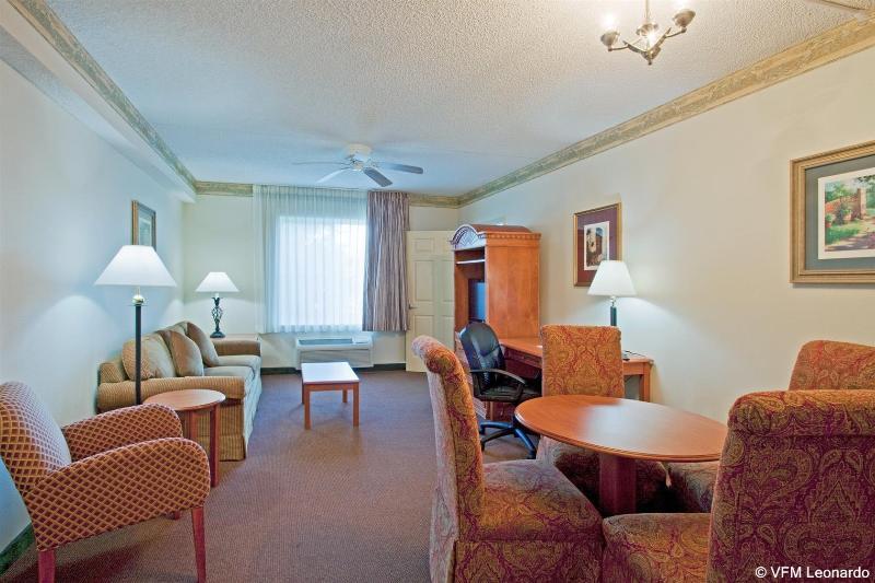 Holiday Inn Express Hotel & Suites Gainesville By Ihg Exterior foto